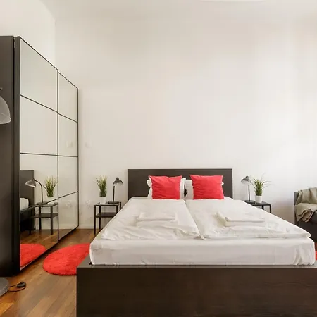 Ferienwohnung Red Dot Two - New Unit In The Heart Of Party Town Budapest Exterior foto