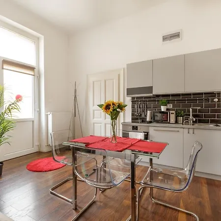 Ferienwohnung Red Dot Two - New Unit In The Heart Of Party Town Budapest Exterior foto