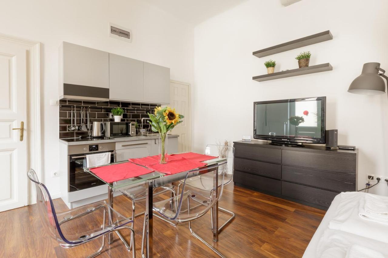 Appartamento Red Dot Two - New Unit In The Heart Of Party Town Budapest